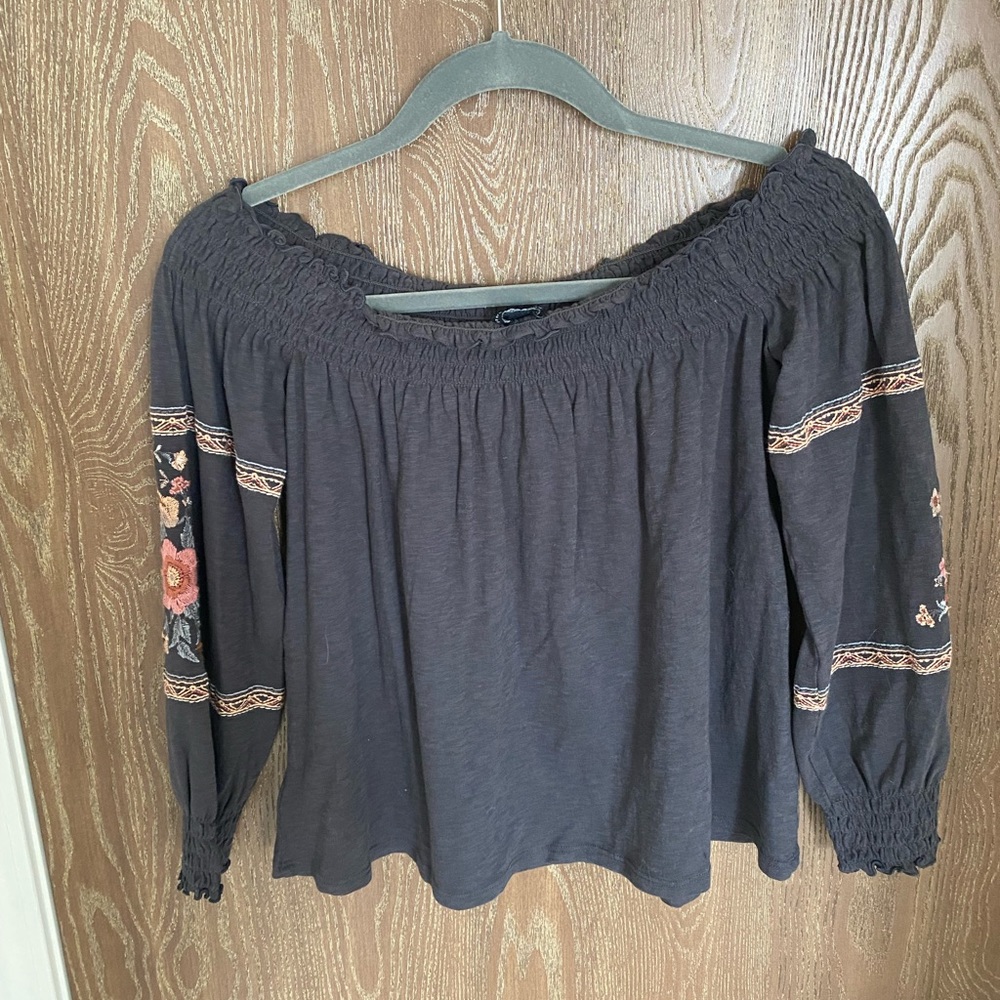 NWT American Eagle Off The Shoulder Gray Floral Embroidered Shirt
